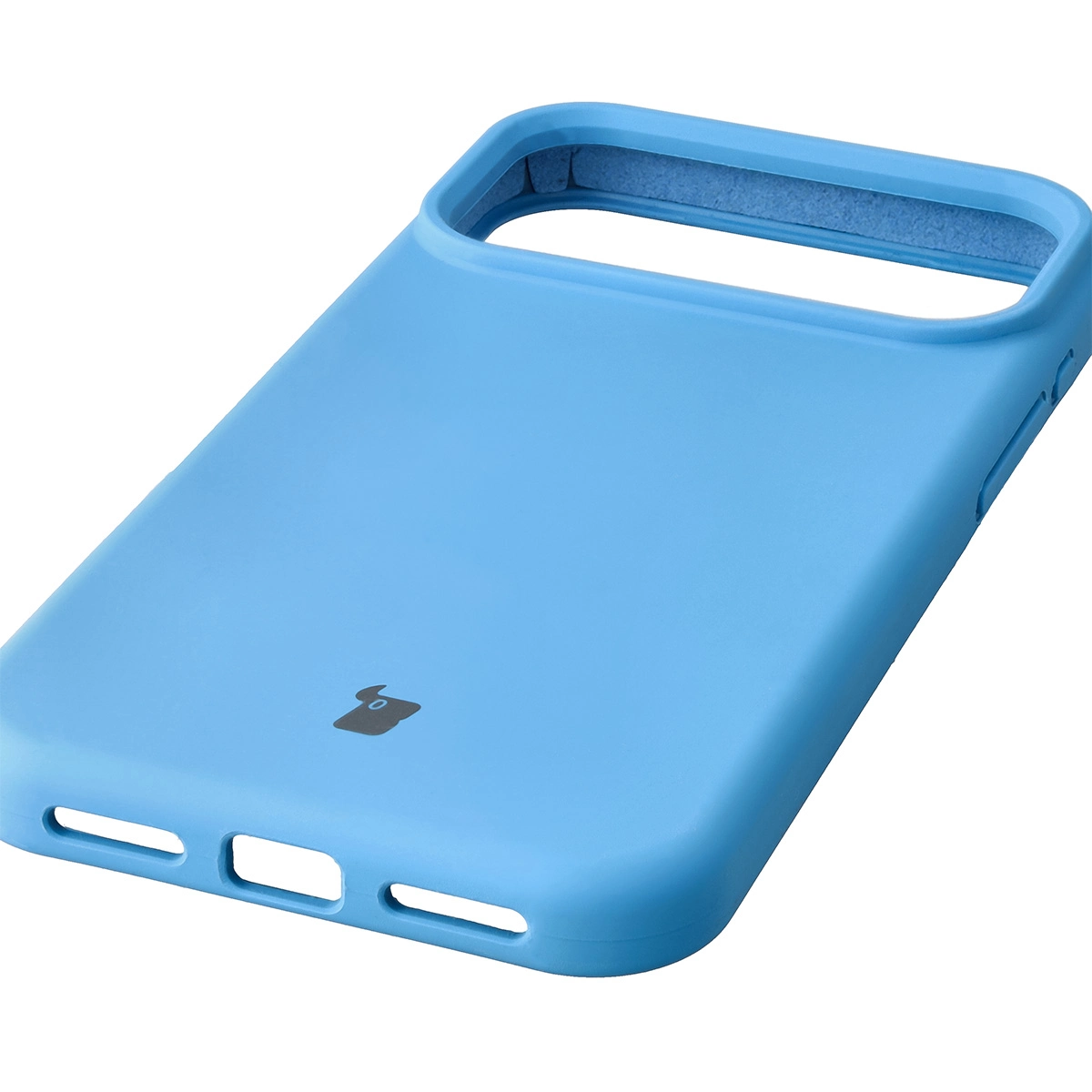 Zbliżenie na precyzyjne wycięcia i możliwość ładowania indukcyjnego w etui Bizon Soft Case do Apple iPhone 17 Pro Max