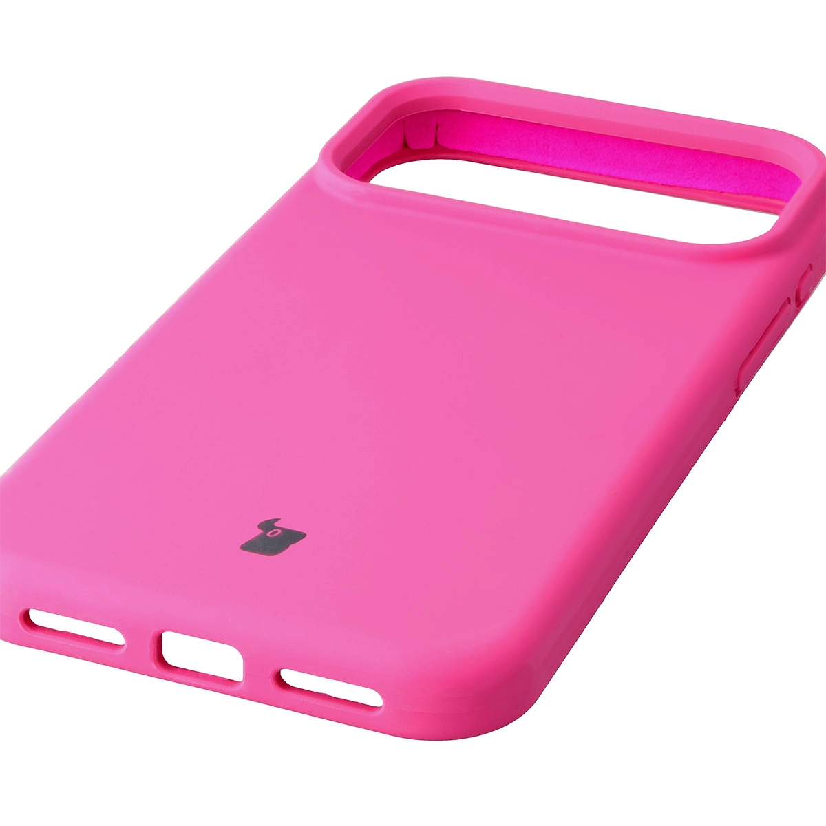 Zbliżenie na precyzyjne wycięcia i możliwość ładowania indukcyjnego w etui Bizon Soft Case