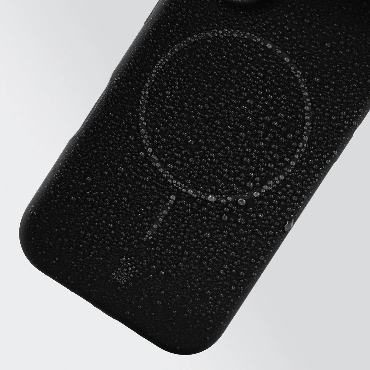 Zbliżenie na materiał Bizon Soft Case Magnetic do Apple iPhone 17