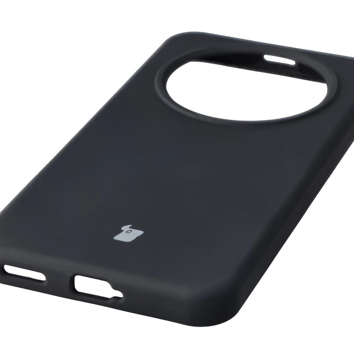 Zbliżenie na precyzyjne wycięcia i możliwość ładowania indukcyjnego w etui Bizon Soft Case do Honor Magic8 Lite