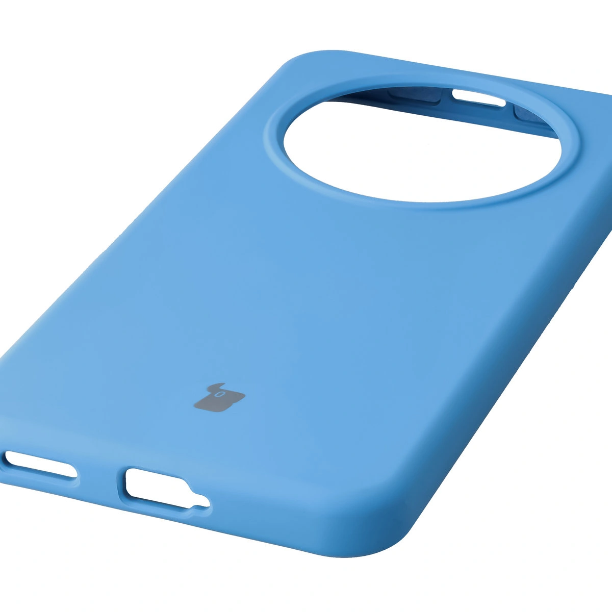 Zbliżenie na precyzyjne wycięcia i możliwość ładowania indukcyjnego w etui Bizon Soft Case do Honor Magic8 Lite