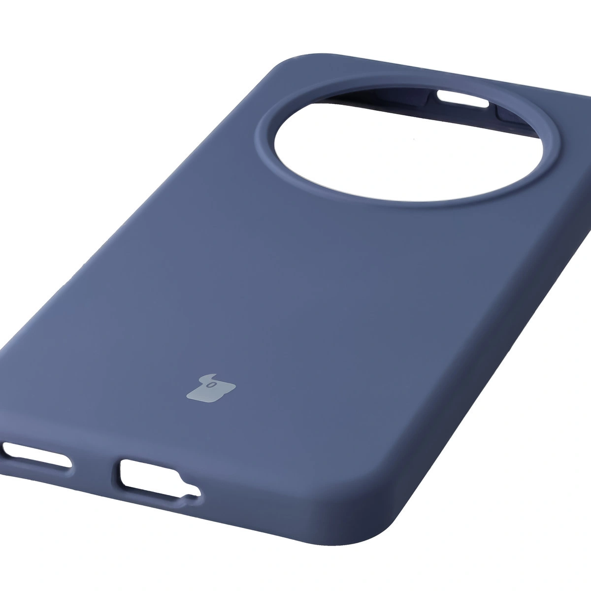 Zbliżenie na precyzyjne wycięcia i możliwość ładowania indukcyjnego w etui Bizon Soft Case do Honor Magic8 Lite