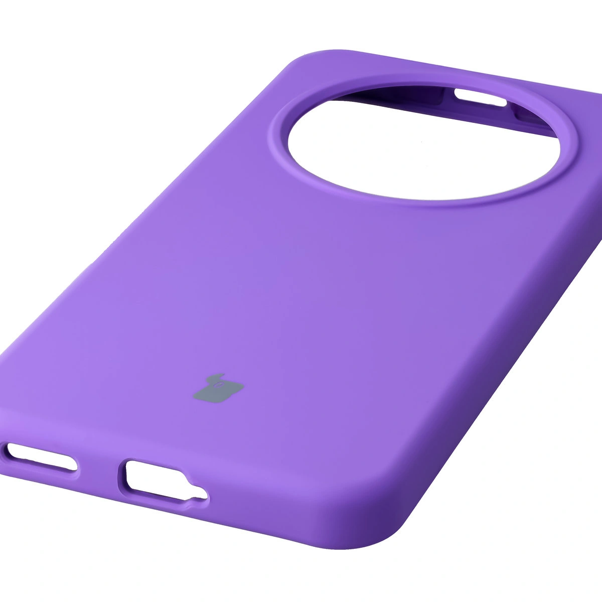 Zbliżenie na precyzyjne wycięcia i możliwość ładowania indukcyjnego w etui Bizon Soft Case do Honor Magic8 Lite