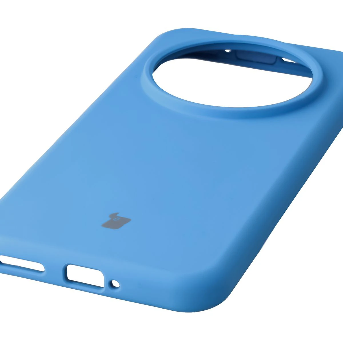 Zbliżenie na precyzyjne wycięcia i możliwość ładowania indukcyjnego w etui Bizon Soft Case do Honor Magic8 Pro