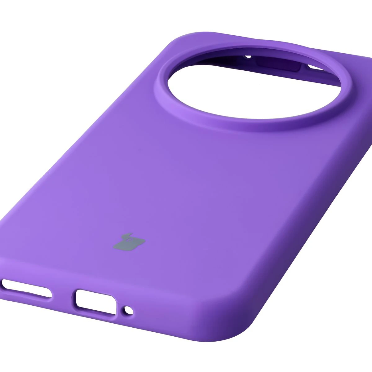 Zbliżenie na precyzyjne wycięcia i możliwość ładowania indukcyjnego w etui Bizon Soft Case do Honor Magic8 Pro