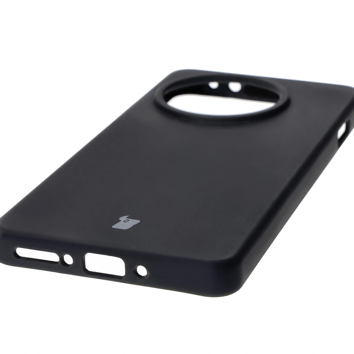 Zbliżenie na precyzyjne wycięcia i możliwość ładowania indukcyjnego w etui Bizon Soft Case do OnePlus 13R