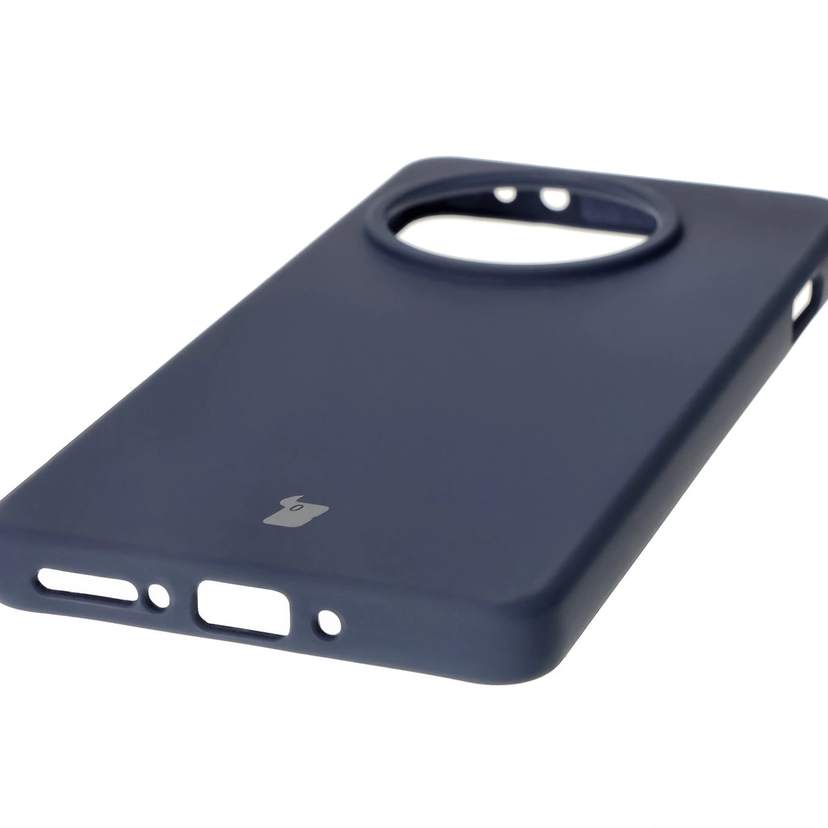 Zbliżenie na precyzyjne wycięcia i możliwość ładowania indukcyjnego w etui Bizon Soft Case do OnePlus 13R