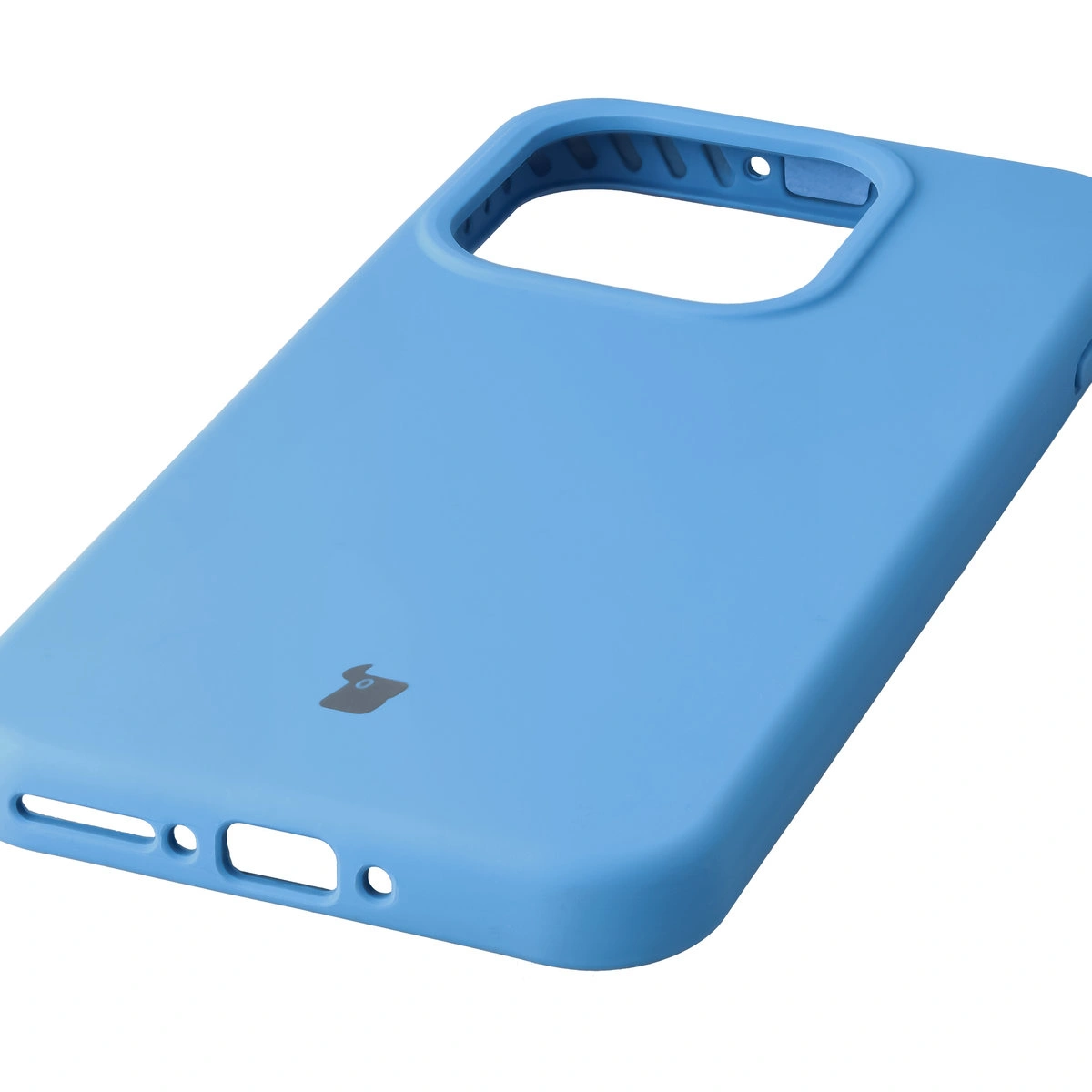 Zbliżenie na precyzyjne wycięcia i możliwość ładowania indukcyjnego w etui Bizon Soft Case do OnePlus 15