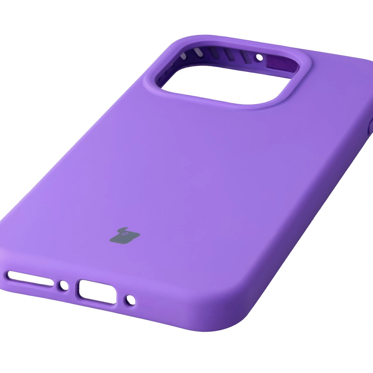 Zbliżenie na precyzyjne wycięcia i możliwość ładowania indukcyjnego w etui Bizon Soft Case do OnePlus 15