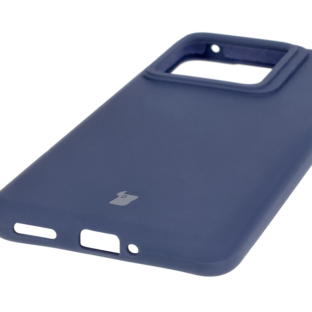 Zbliżenie na precyzyjne wycięcia i możliwość ładowania indukcyjnego w etui Bizon Soft Case