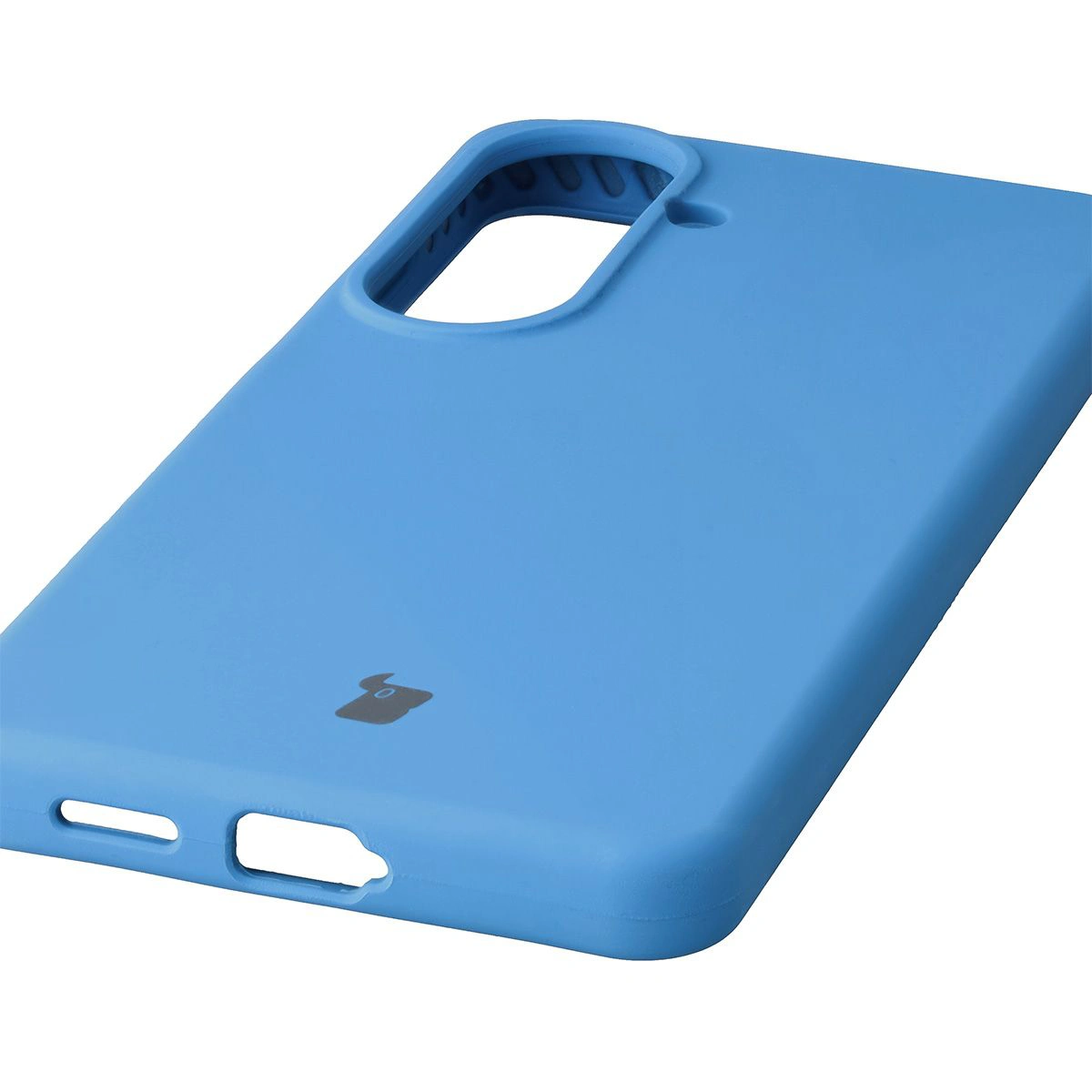 Zbliżenie na precyzyjne wycięcia i możliwość ładowania indukcyjnego w etui Bizon Soft Case do Samsung Galaxy S26