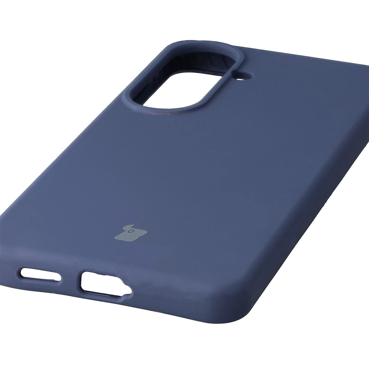 Zbliżenie na precyzyjne wycięcia i możliwość ładowania indukcyjnego w etui Bizon Soft Case do Samsung Galaxy S26
