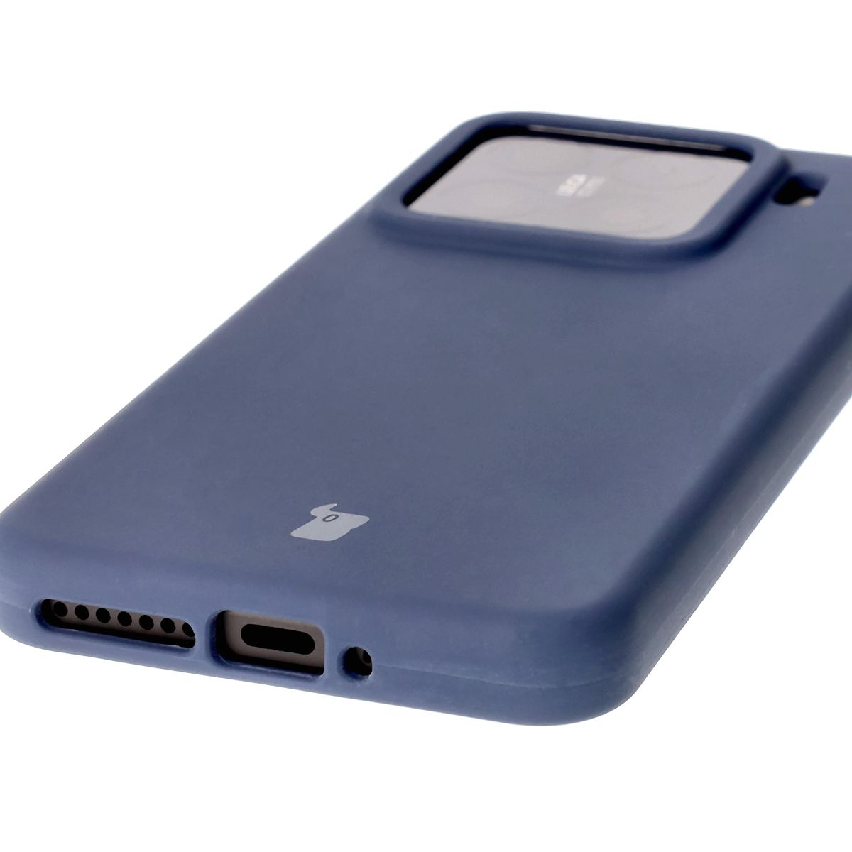 Zbliżenie na precyzyjne wycięcia i możliwość ładowania indukcyjnego w etui Bizon Soft Case