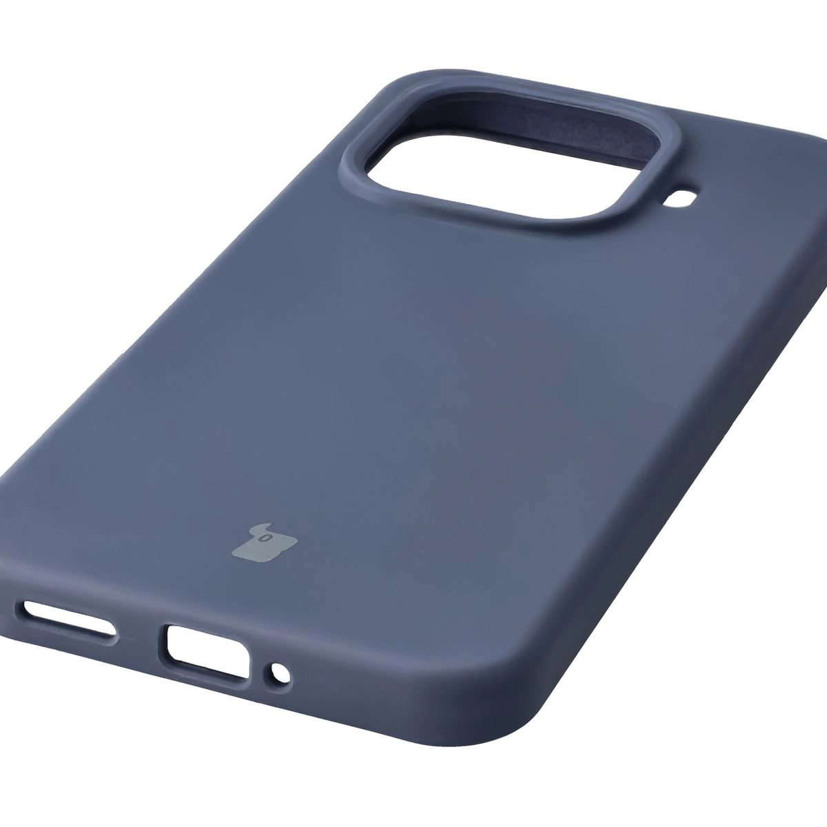 Zbliżenie na precyzyjne wycięcia i możliwość ładowania indukcyjnego w etui Bizon Soft Case do Xiaomi 15T Pro