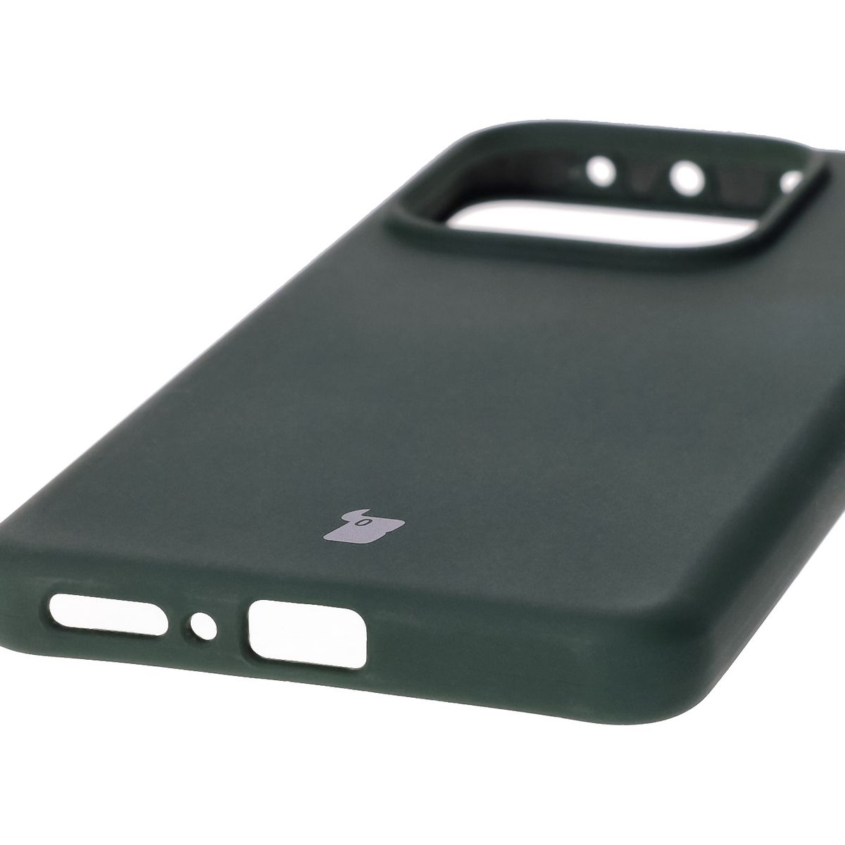 Zbliżenie na precyzyjne wycięcia i możliwość ładowania indukcyjnego w etui Bizon Soft Case
