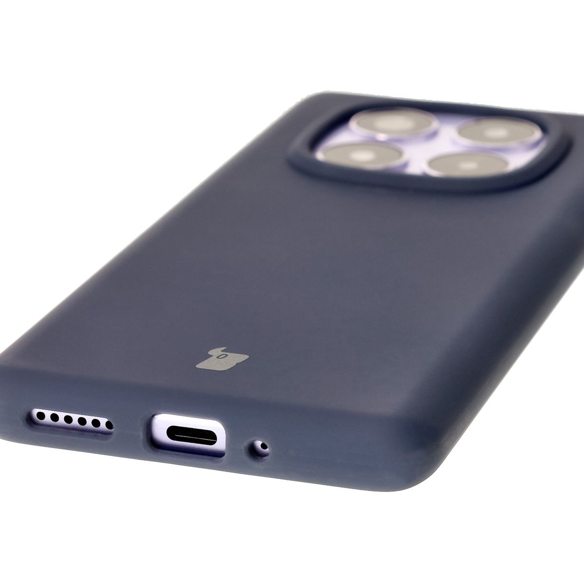 Zbliżenie na precyzyjne wycięcia i możliwość ładowania indukcyjnego w etui Bizon Soft Case