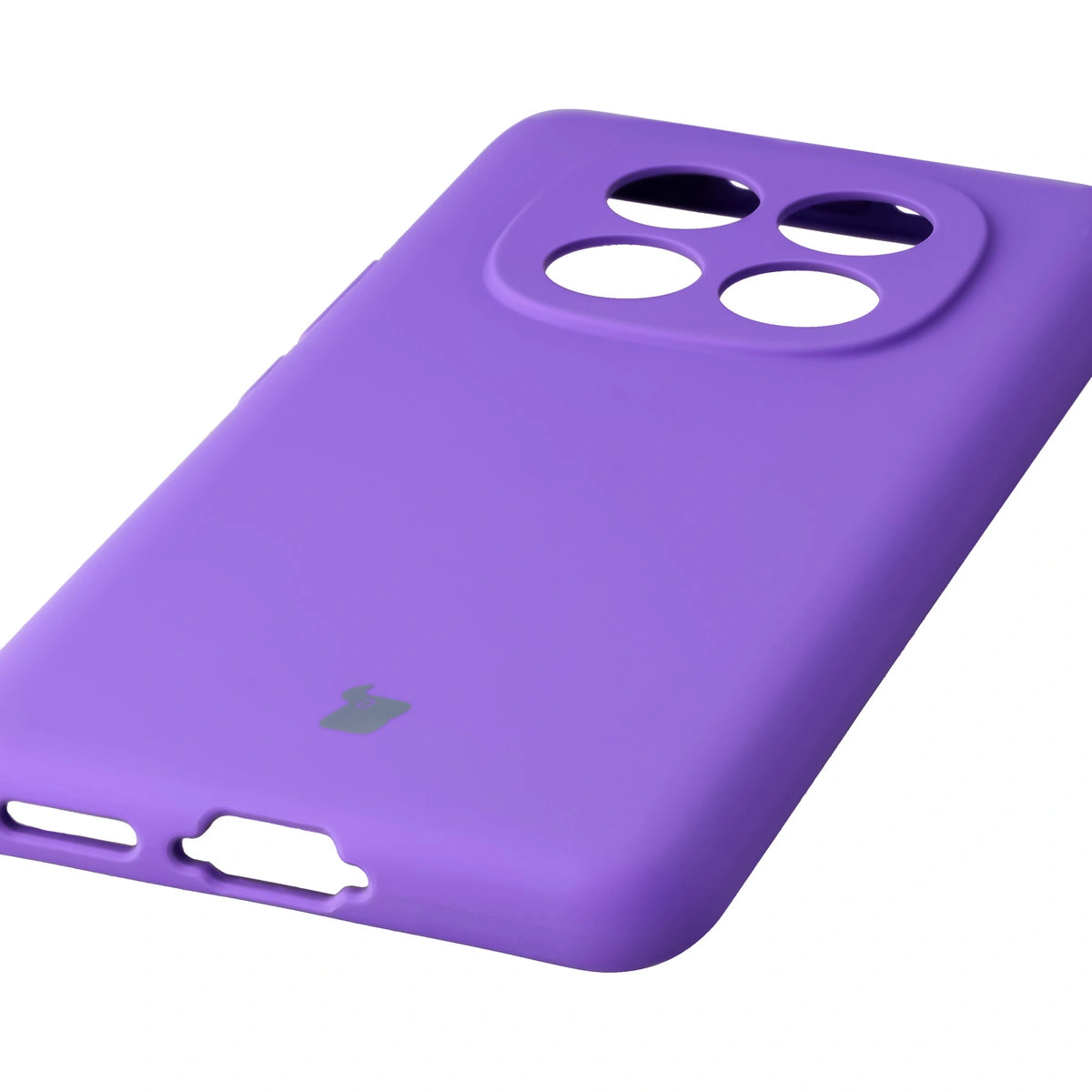 Zbliżenie na precyzyjne wycięcia i możliwość ładowania indukcyjnego w etui Bizon Soft Case do Xiaomi Redmi Note 15 / Xiaomi POCO M8 5G