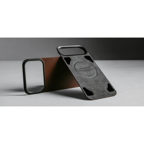 nomad-magnetic-leather-back-iphone-17-pro-magsafe-brown-05.jpg