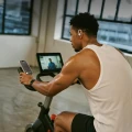Słuchawki douszne bezprzewodowe z mikrofonem Belkin SoundForm ActiveFit IP54 z zaczepami, beżowy (11/13)