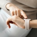 crong-liquid-apple-watch-41-40-38-mm-stony-beige-07.jpg