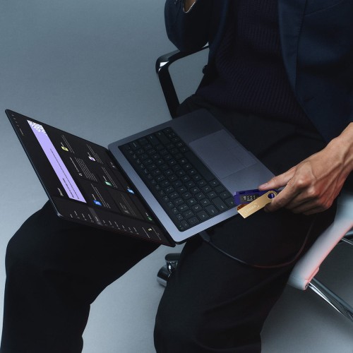 ledger-nano-s-plus-ferrofuchsia-08.jpg