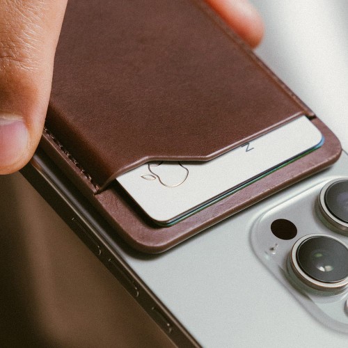 nomad-leather-mag-wallet-with-find-my-tracking-brown-05.jpg