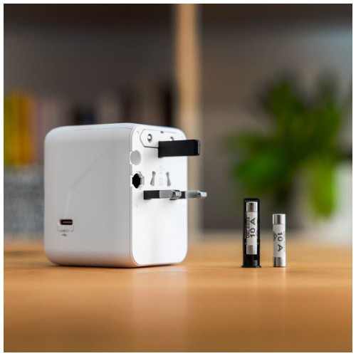 fixed-voyager-world-adapter-3x-usb-c-2x-usb-a-gan-70w-white-07.jpg