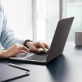 spigen-air-skin-macbook-air-13-m5-frostblack-11.jpg