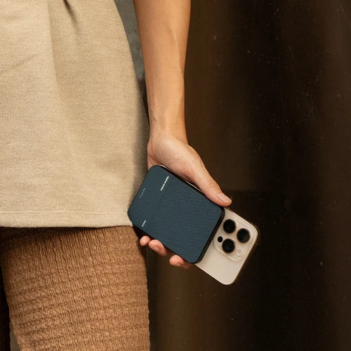 native-union-reclassic-powerbank-5000mah-navy-05.jpg