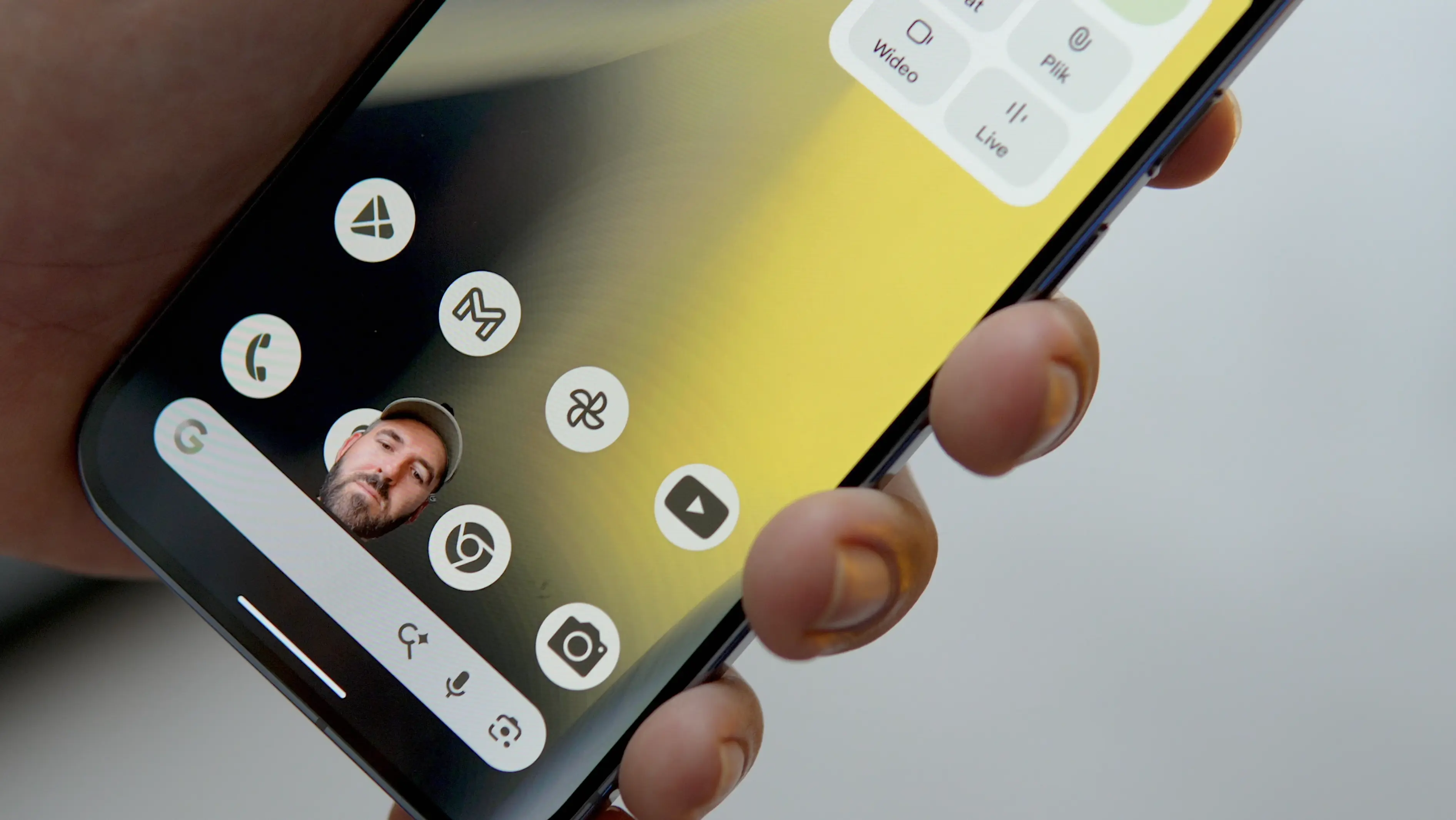 Ekran telefonu rejestrujący nagranie pulpitu z pływającym okienkiem przedniej kamery selfie.