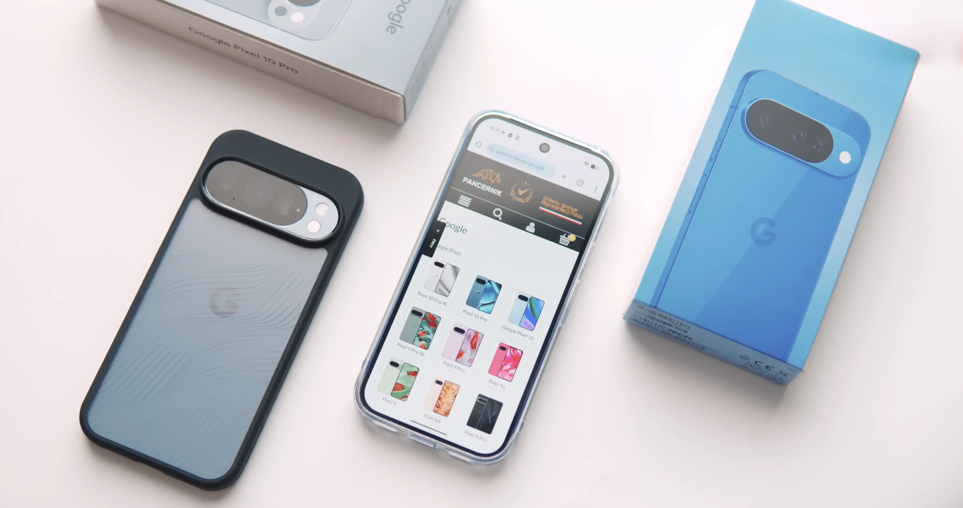 Smartfon leżący na biurku w eleganckim etui ochronnym.