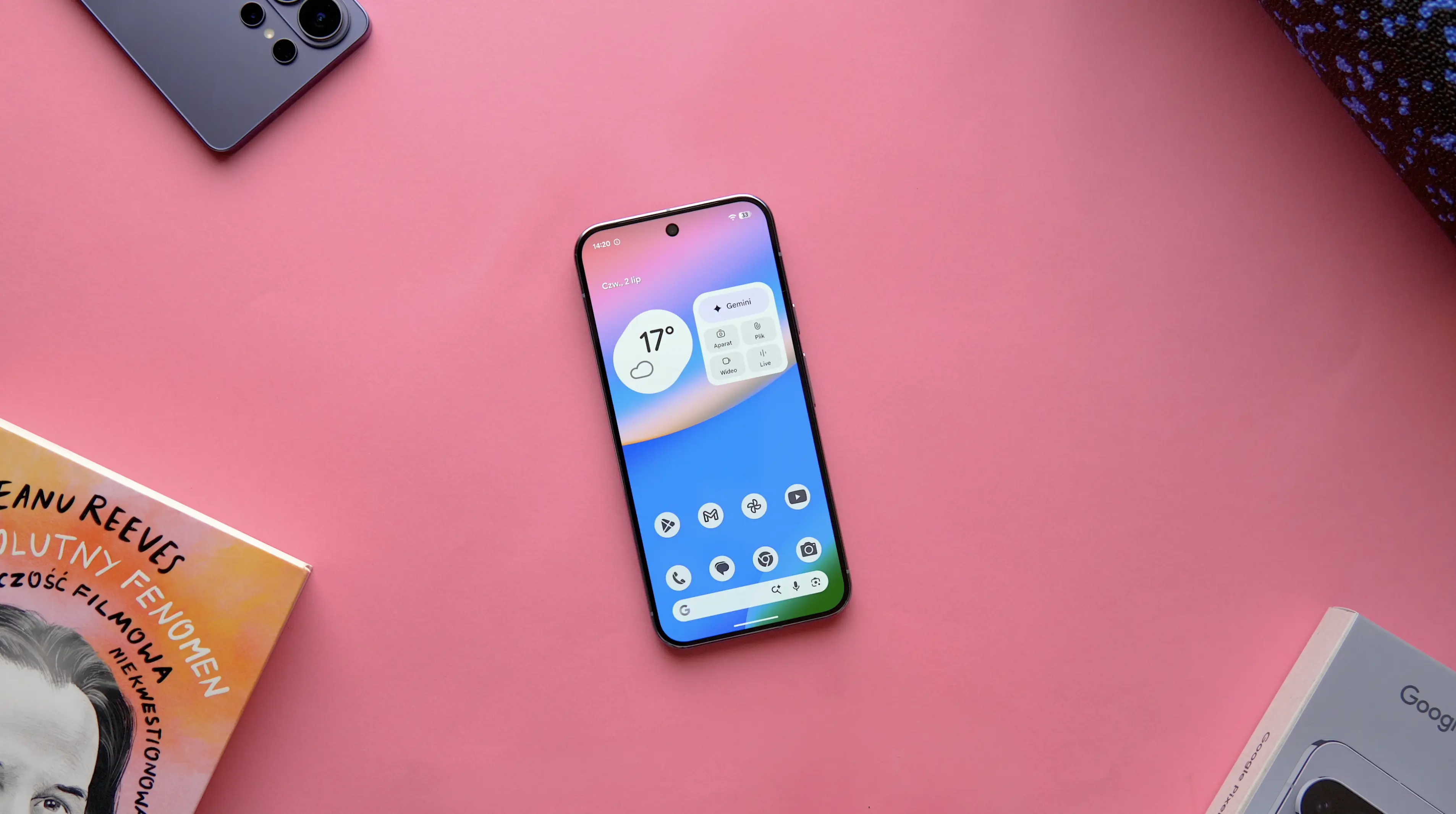 Nowy smartfon z serii Google Pixel wyświetlający czysty interfejs systemu Android 17 na ekranie głównym.