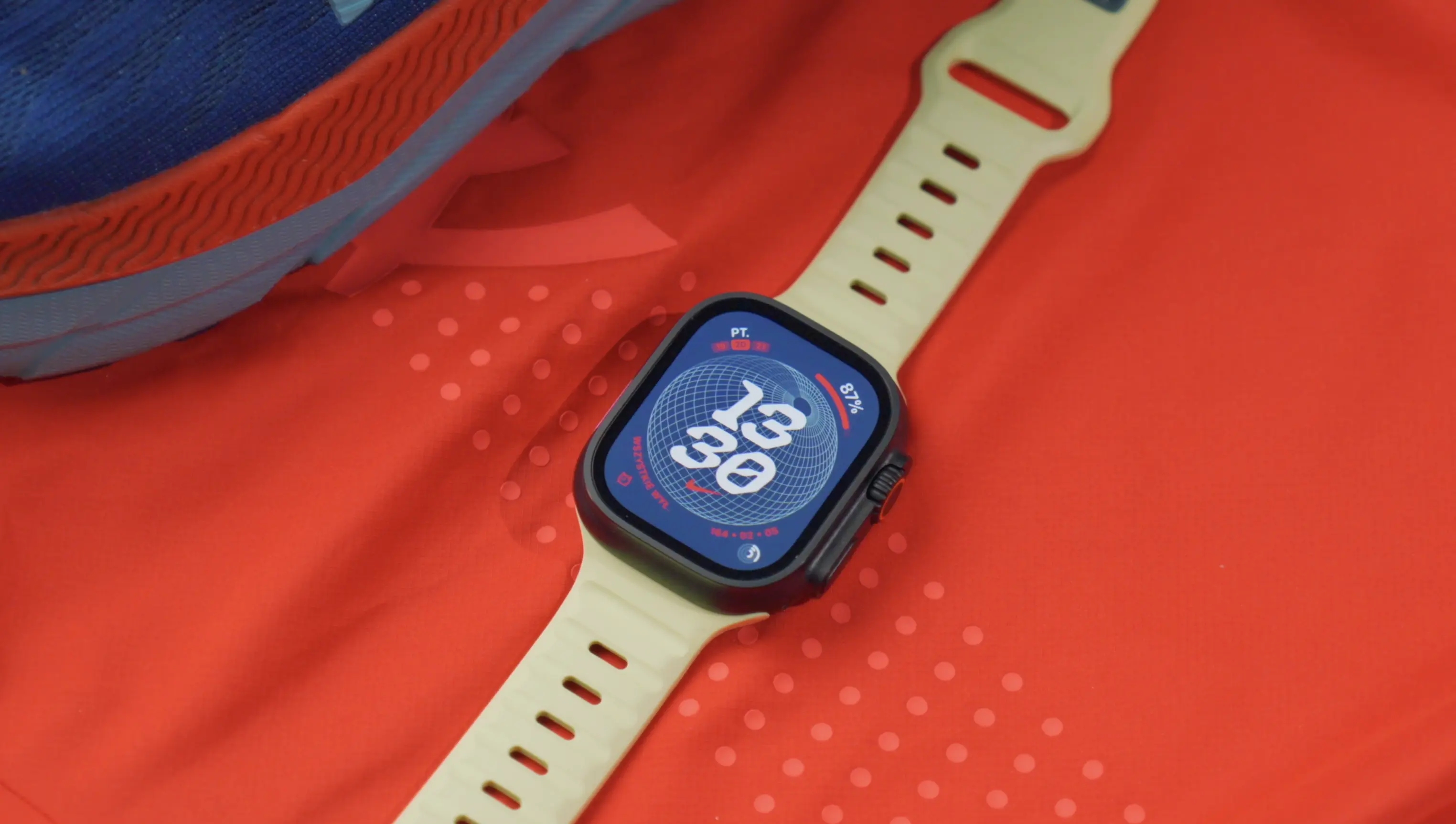 Nowoczesny sportowy pasek oraz etui ochronne założone na kopertę Apple Watch.