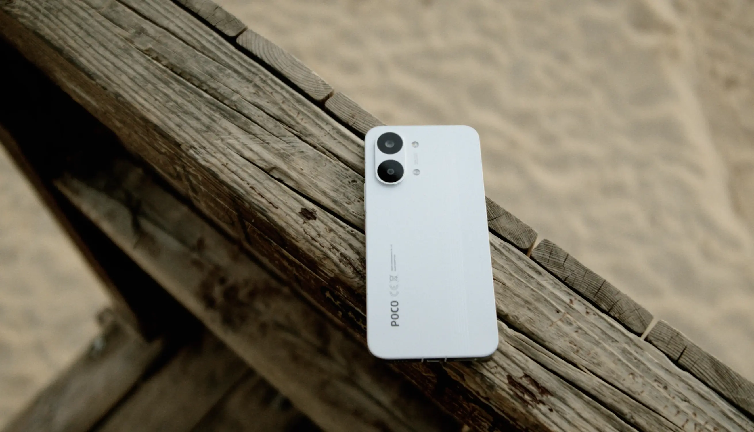 Smartfon Poco w pancernym etui ochronnym z matową folią zabezpieczającą ekran.