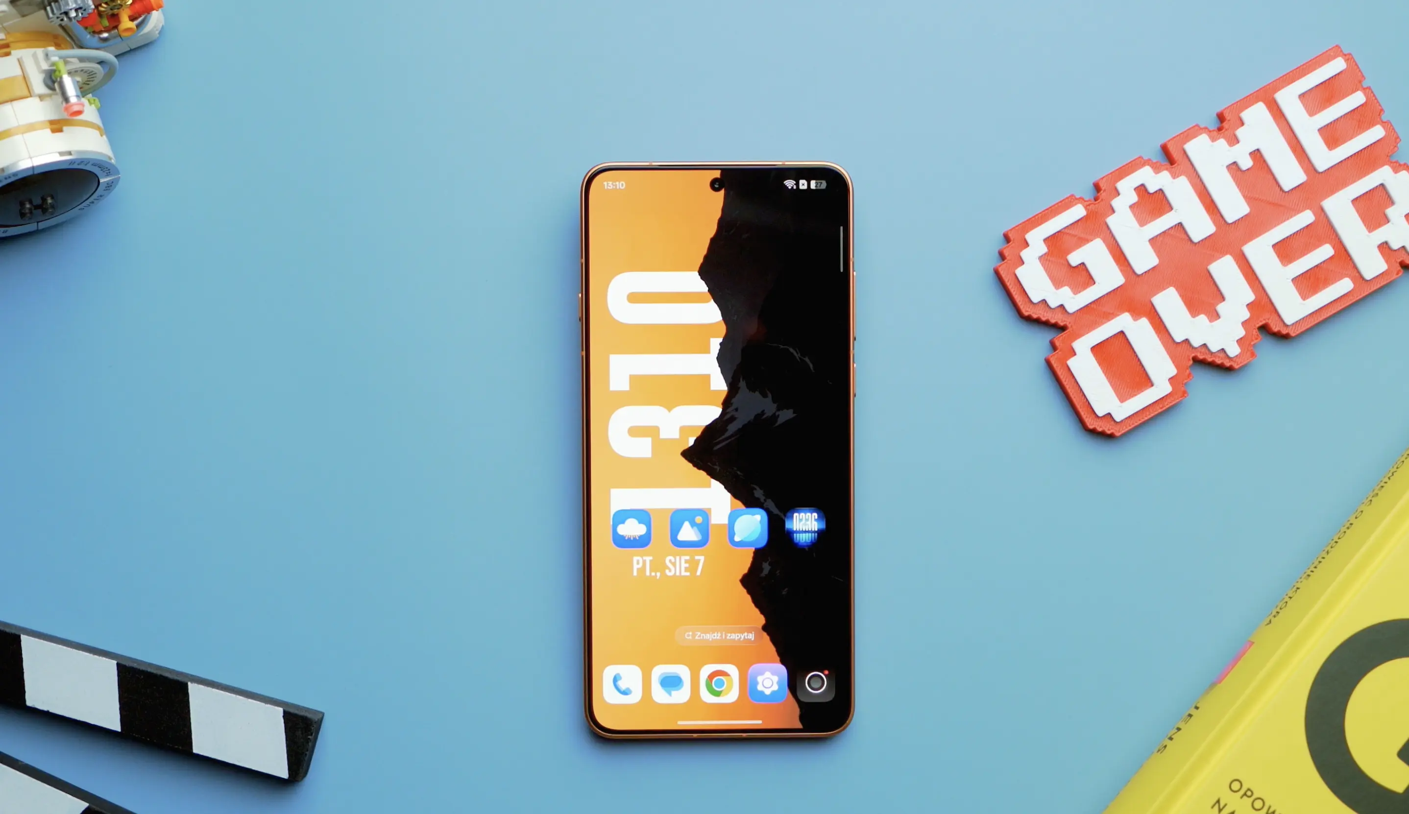 Smartfon Oppo Find X9 Ultra prezentujący płynny interfejs nakładki systemowej ColorOS na ekranie głównym.