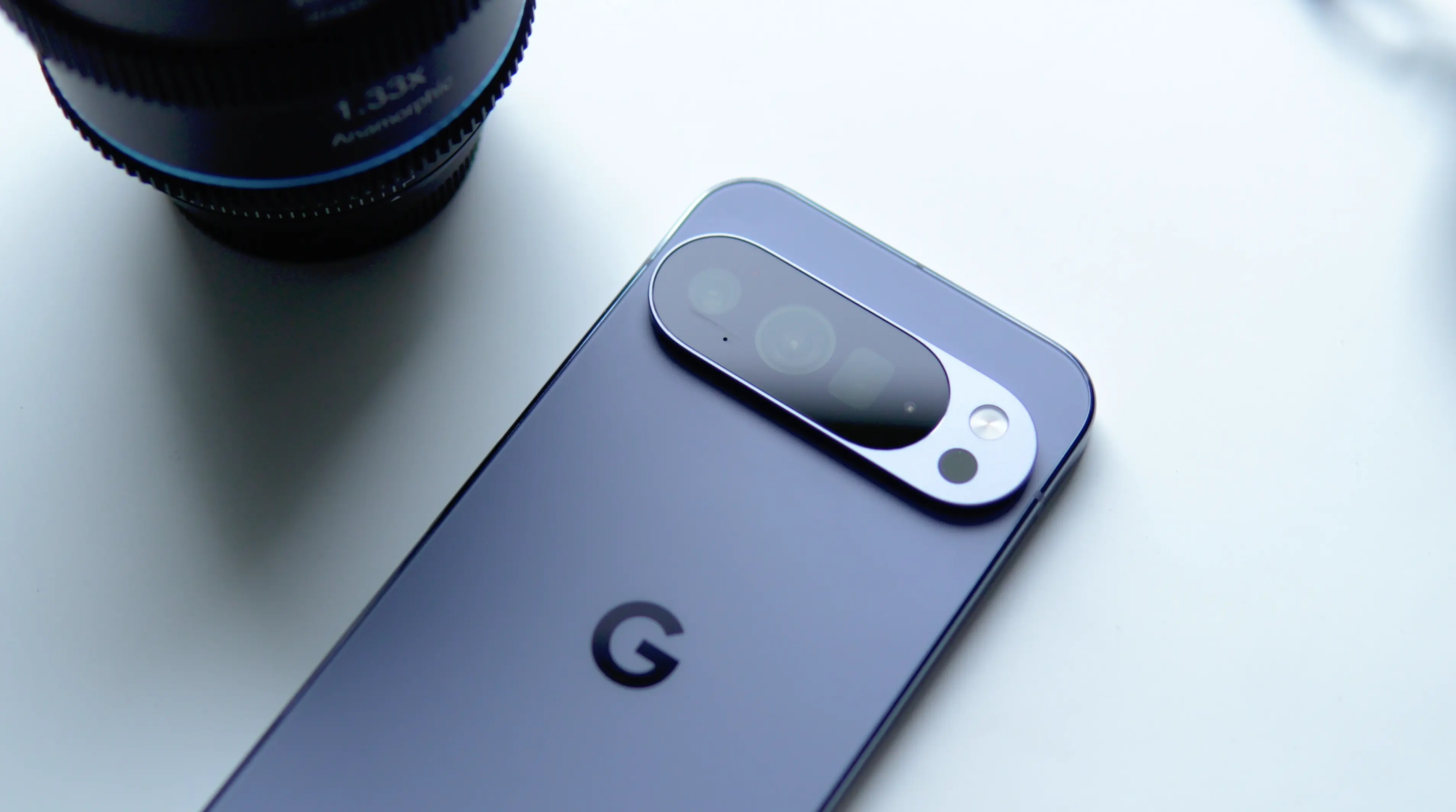 Charakterystyczny, podłużny pasek aparatów fotograficznych na tylnej obudowie smartfona Google Pixel.