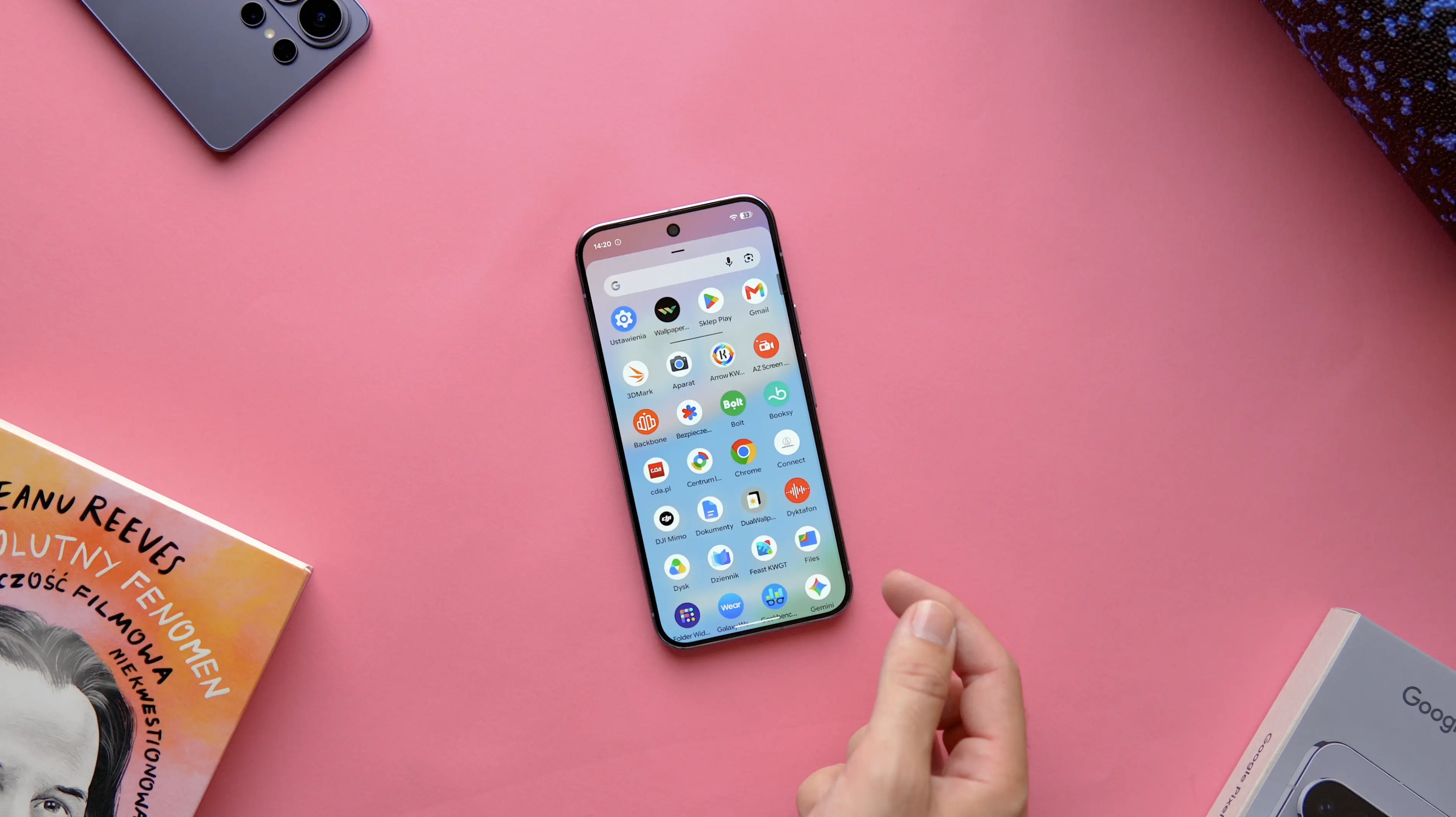Palec użytkownika płynnie przewijający listę aplikacji na bezramkowym ekranie smartfona Google Pixel.