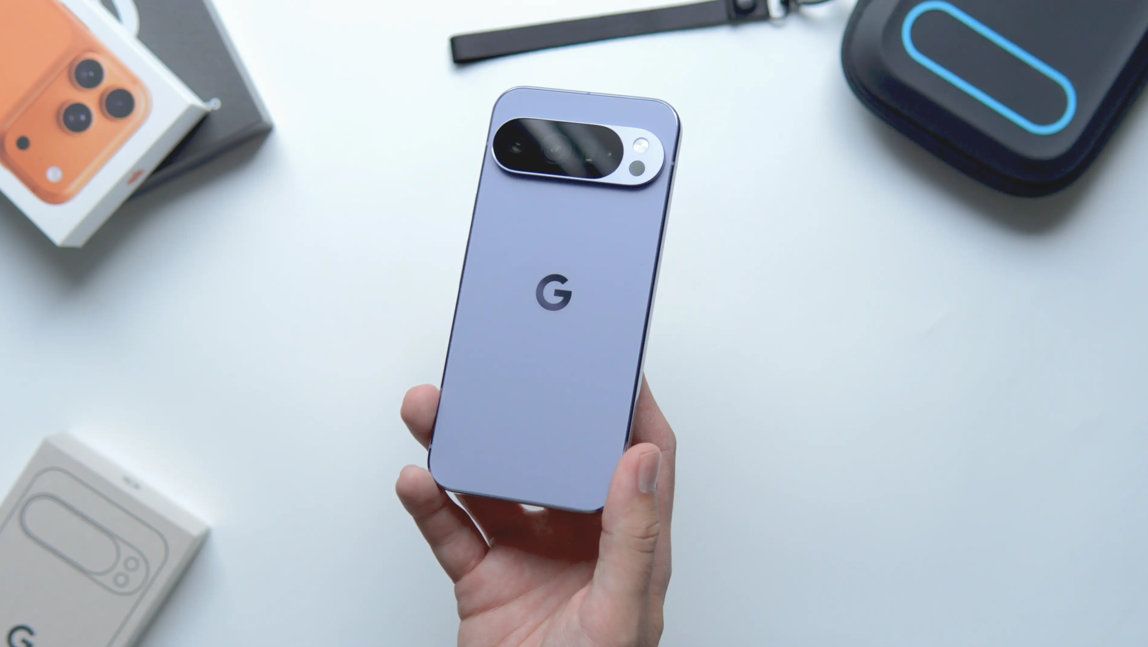 Flagowy smartfon Google Pixel 10 Pro XL trzymany w dłoni na jasnym blacie biurka z widocznym minimalistycznym interfejsem ekranu głównego.