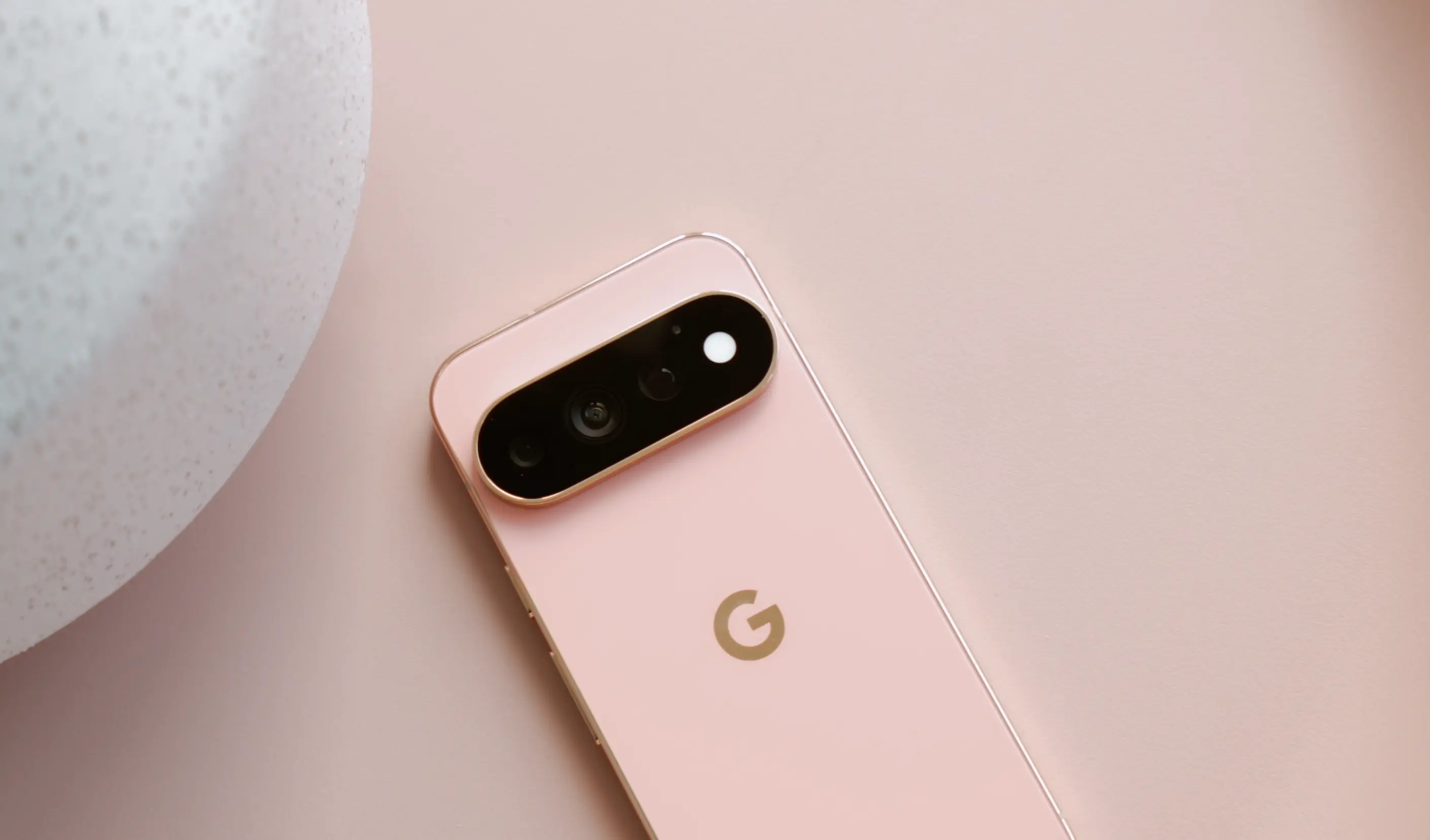 Smartfon Google Pixel 11 Pro leżący na stole z widoczną nową, czarną wyspą aparatów.