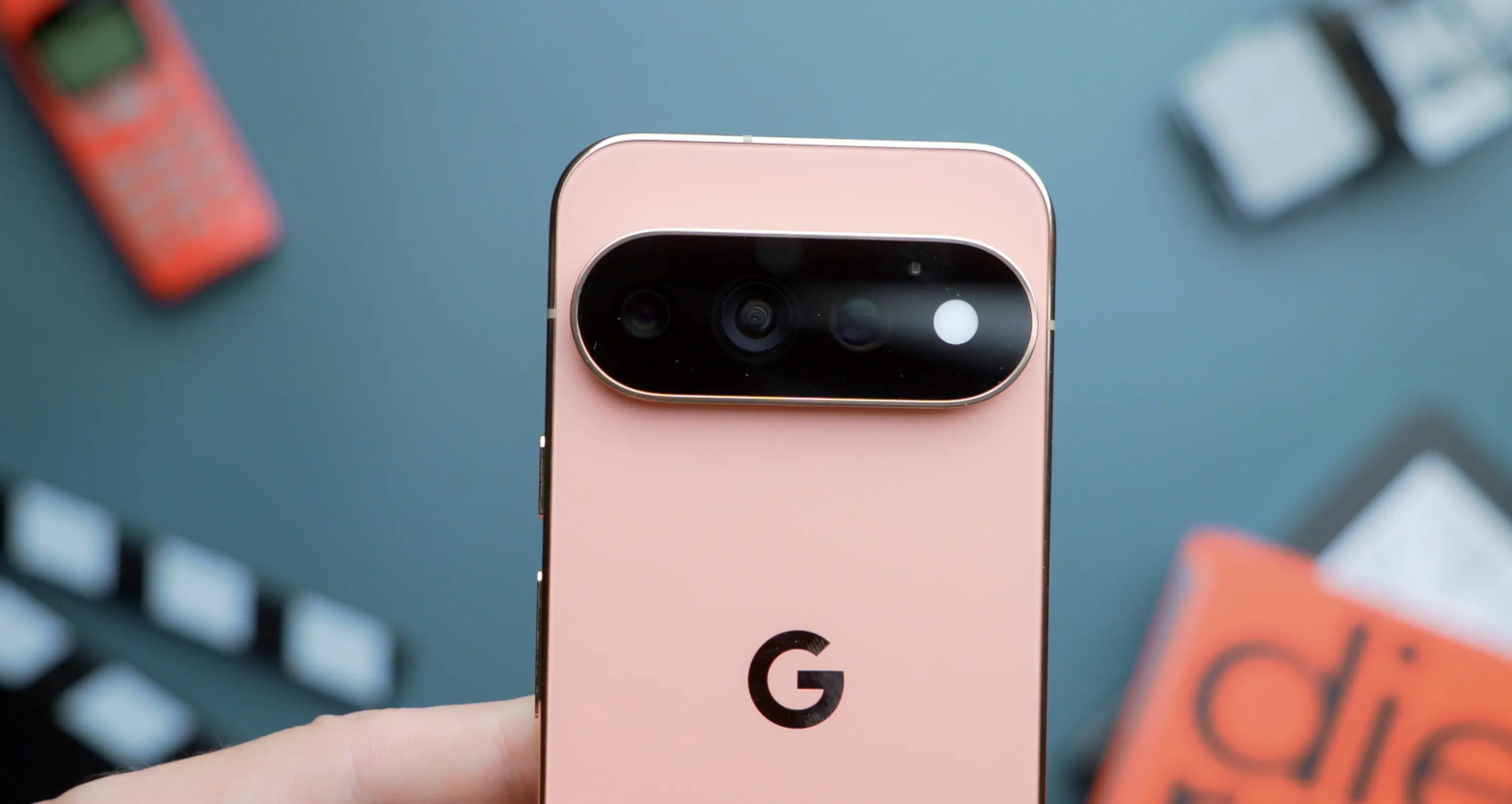 Zbliżenie na potrójny aparat fotograficzny z obiektywem peryskopowym w smartfonie Google.