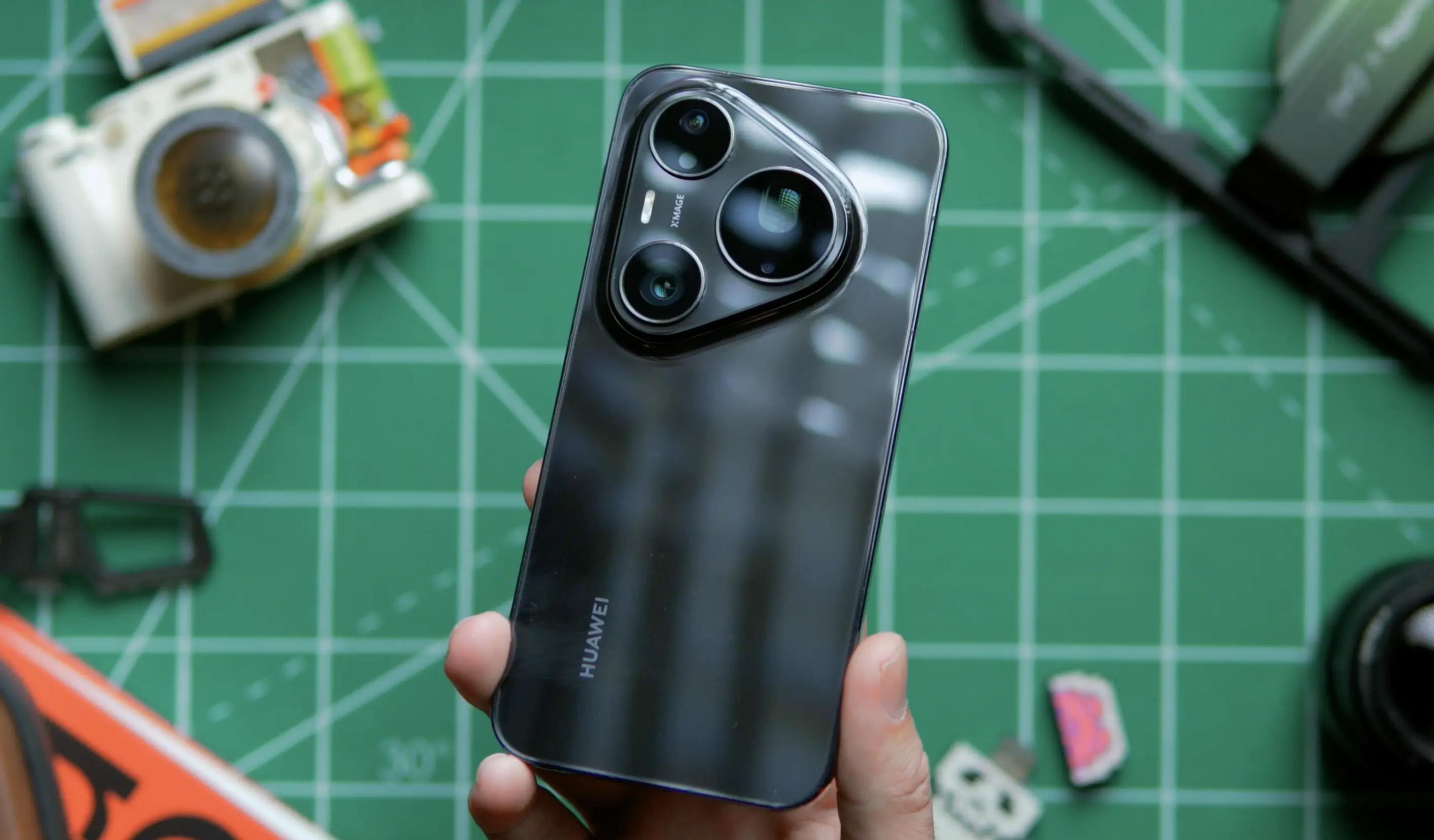 Flagowy smartfon Huawei Pura 90s Pro Max prezentujący płaską tylną obudowę i unikalny moduł aparatów.