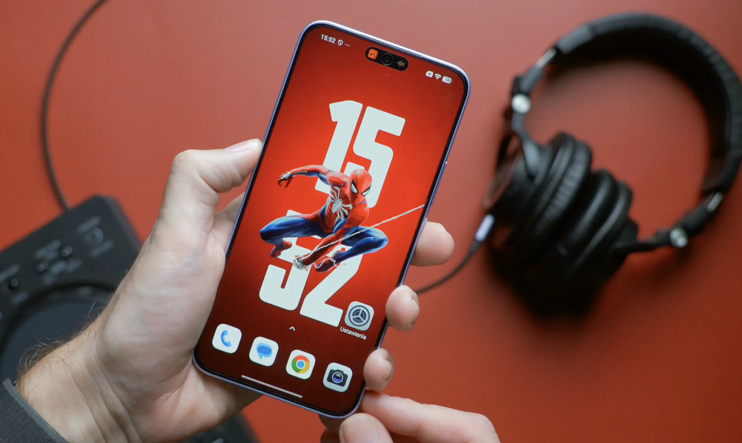 Interfejs systemu HyperOS 3 wyświetlony na dużym ekranie smartfona Xiaomi.
