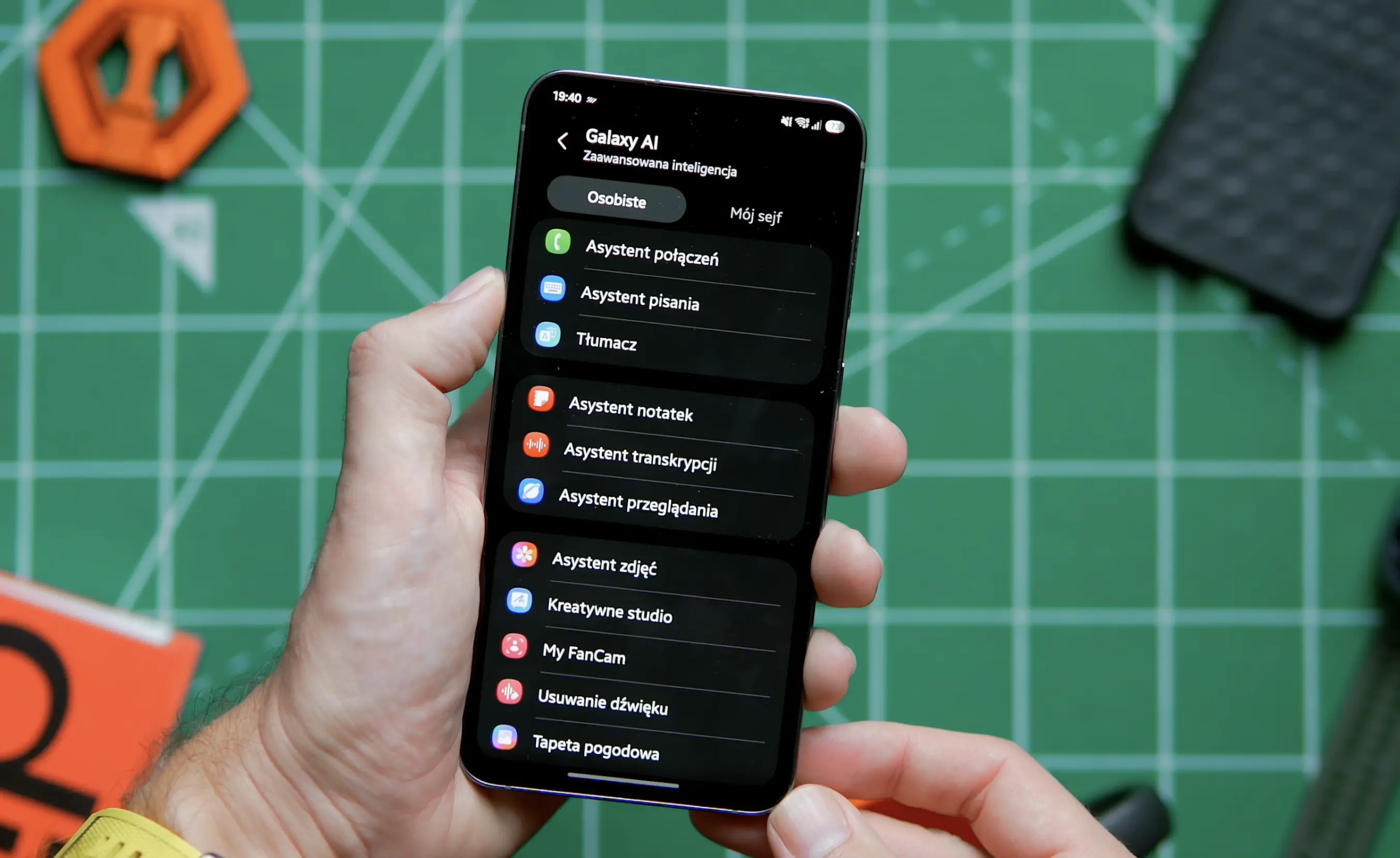 Zbliżenie na wyświetlacz smartfona Samsung z uruchomionymi funkcjami sztucznej inteligencji Galaxy AI.