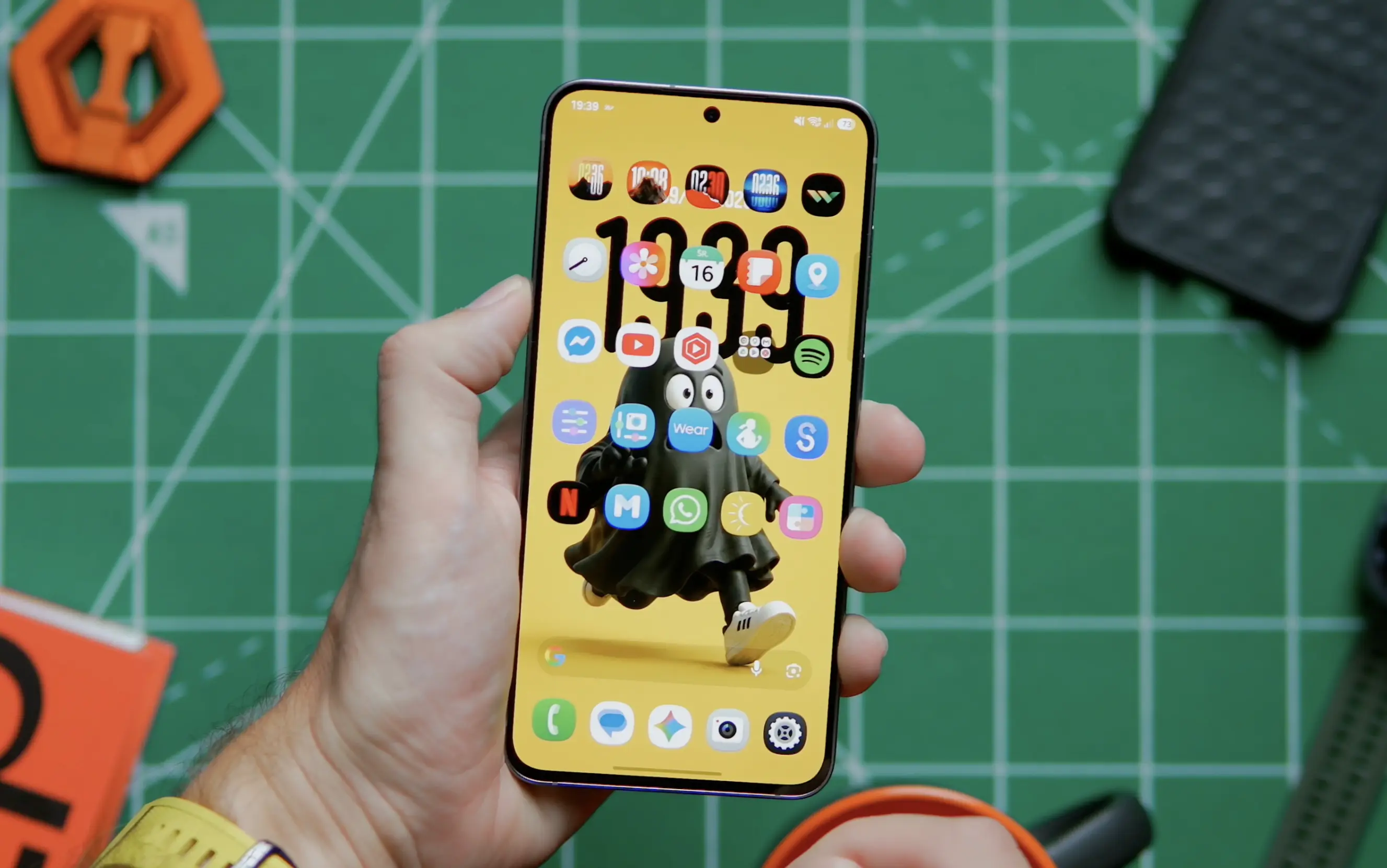 Smartfon Samsung Galaxy S26 FE prezentujący ekran z nakładką One UI na jasnym tle.