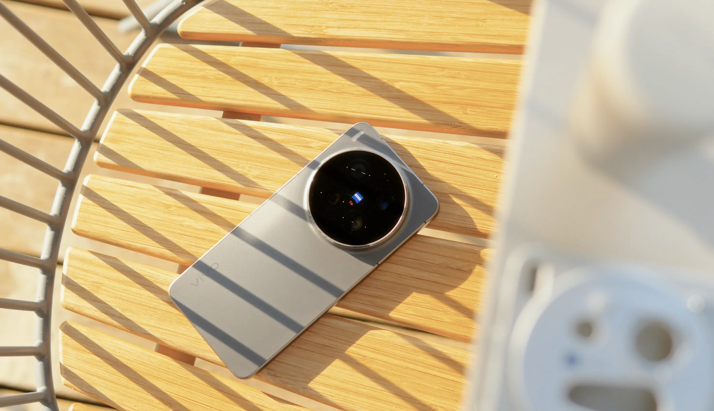 Smartfon Vivo X300 Ultra z potężną, okrągłą wyspą aparatów fotograficznych Zeiss na tylnej obudowie.