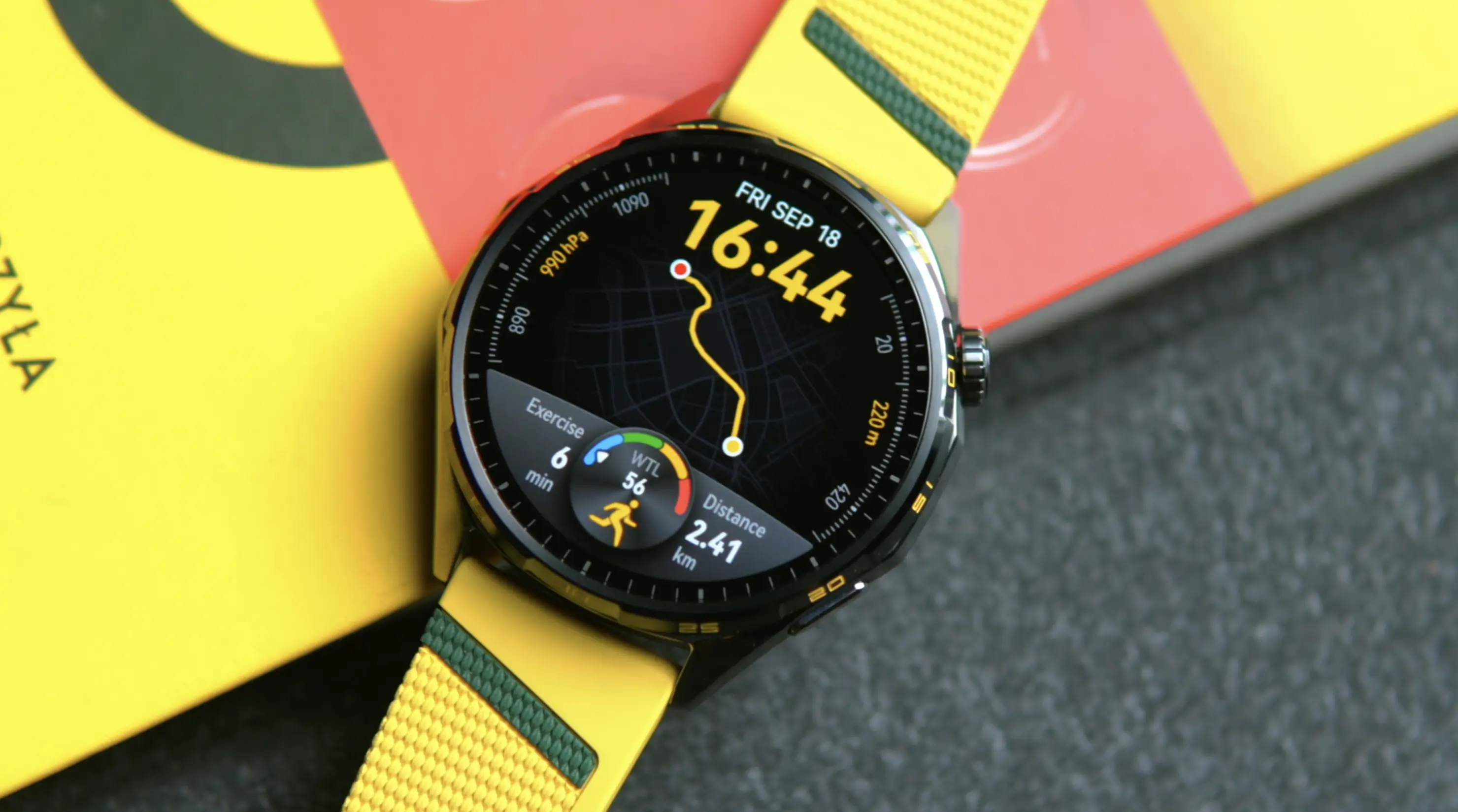 Wyświetlacz AMOLED zegarka Huawei Watch GT 7 prezentujący jasną tarczę z godziną.