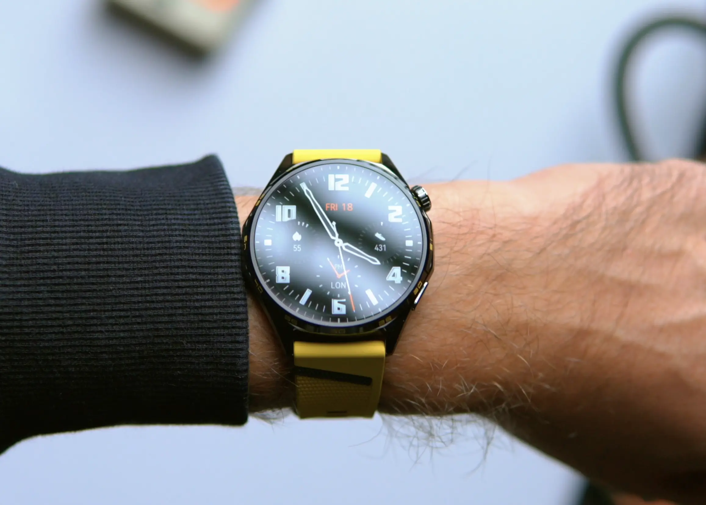 Smartwatch Huawei Watch GT 7 w czarnej wersji ze stali szlachetnej zapięty na męskim nadgarstku.