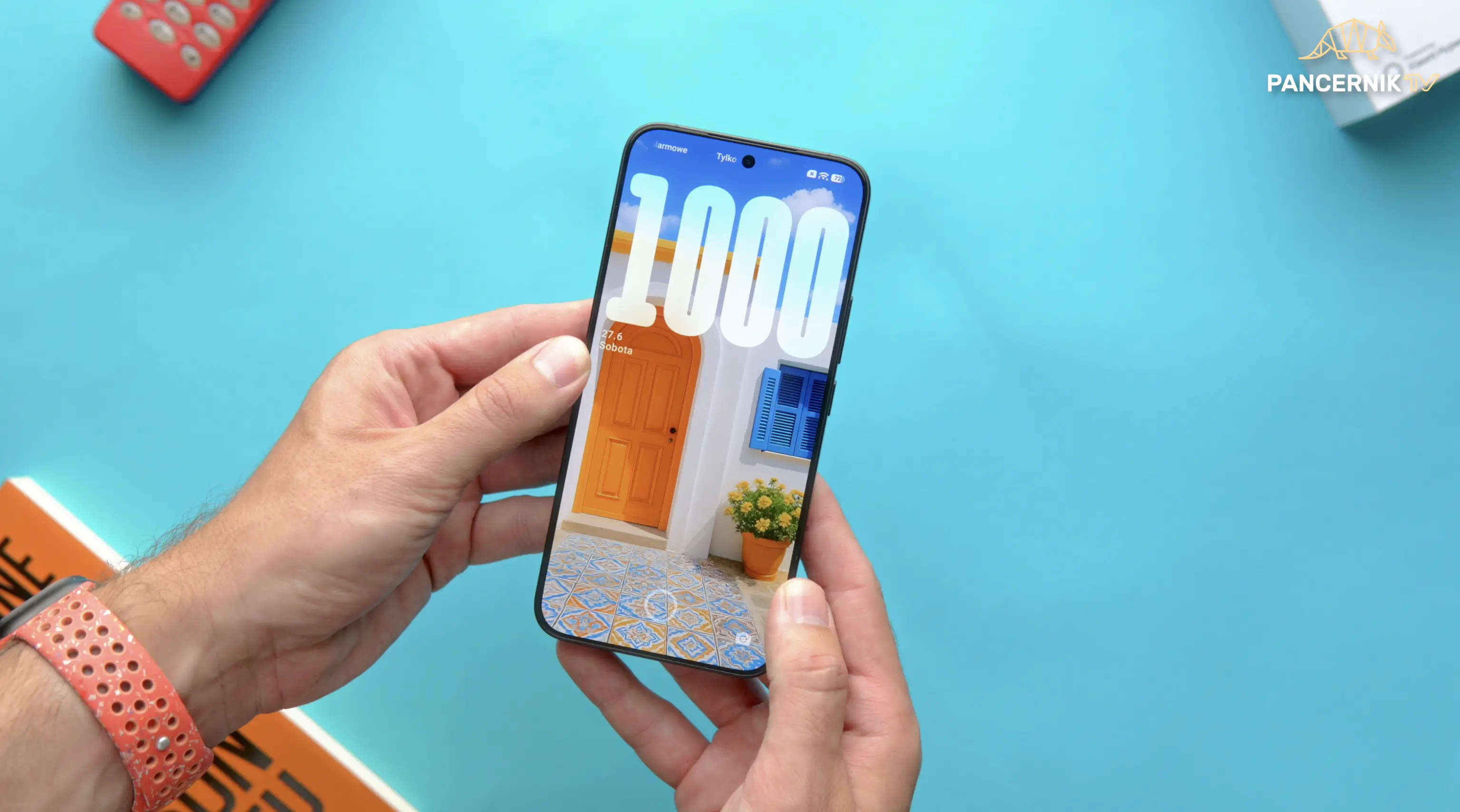 Ekran główny smartfona Xiaomi z włączonymi nowoczesnymi widżetami i płynnymi przezroczystościami HyperOS 3.