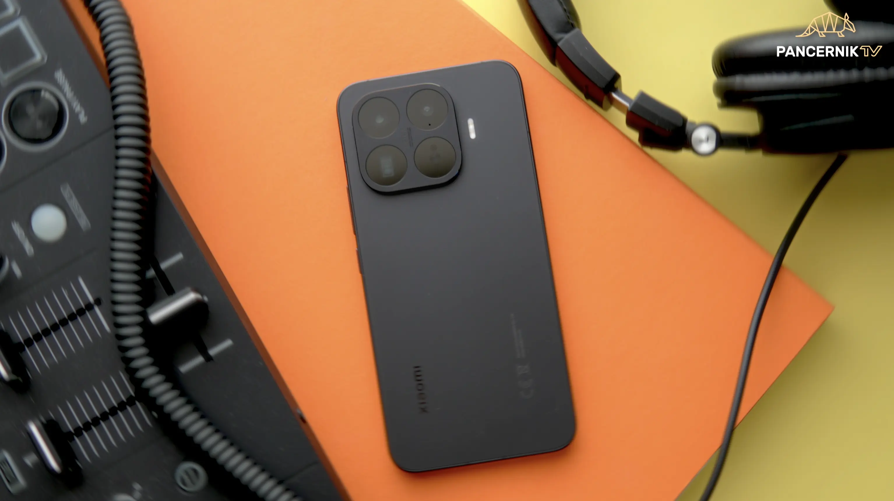 Wytrzymałe pancerne etui założone na smartfon Xiaomi 17T Pro wraz ze szkłem hartowanym na ekranie.