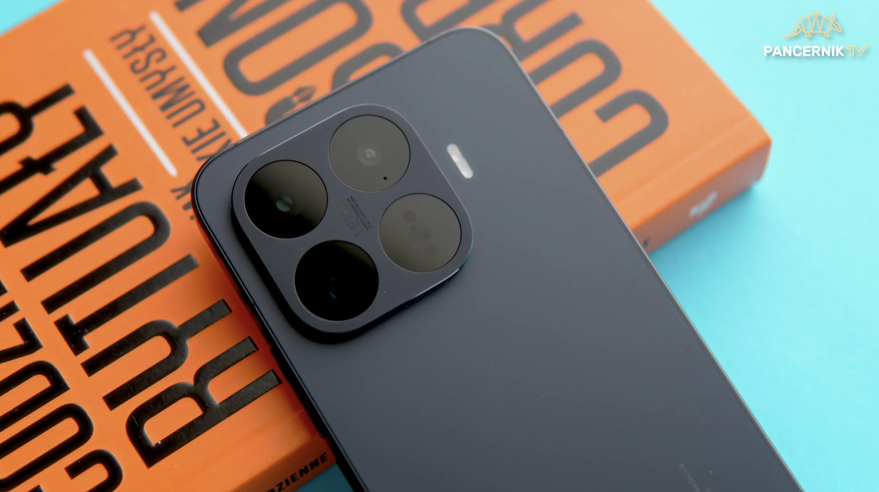 Nowoczesny smartfon Xiaomi 17T Pro z potężną wyspą aparatów Leica leżący na stole.